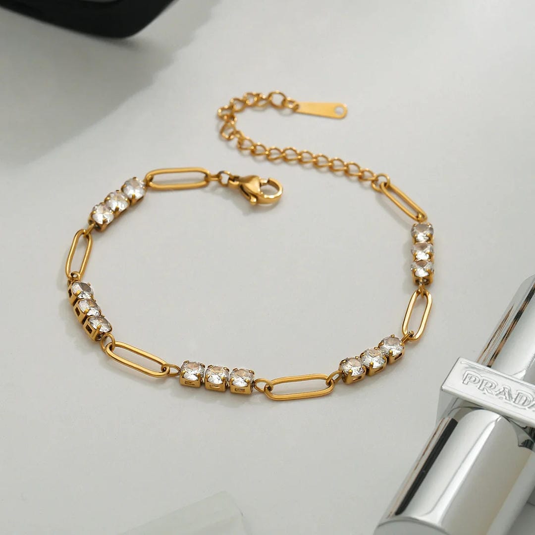 Pulsera de cadena dorada con cristales brillantes – imagen 2