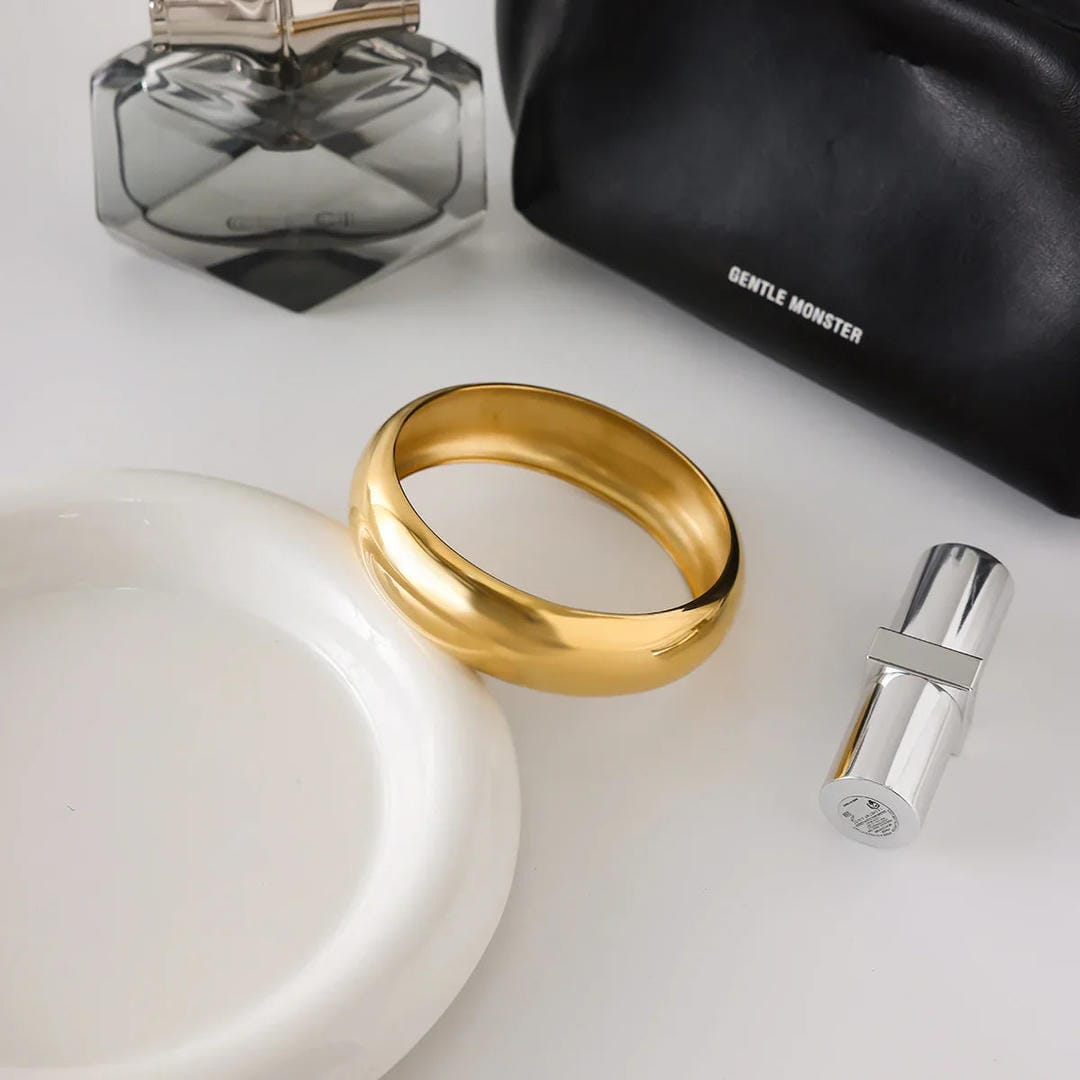 Brazalete liso de oro atemporal – imagen 2
