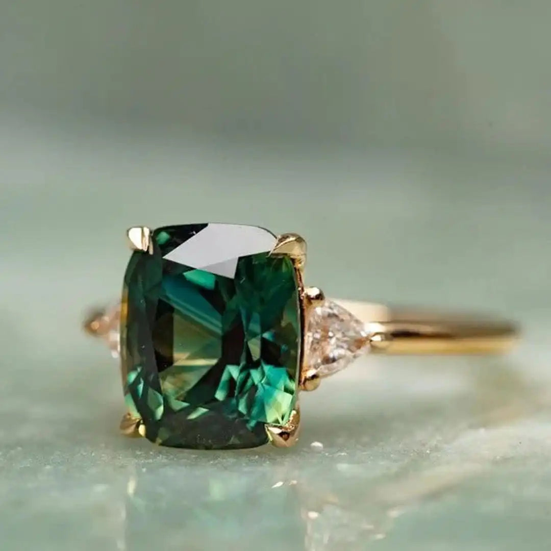 Anillo vintage de oro con piedra verde