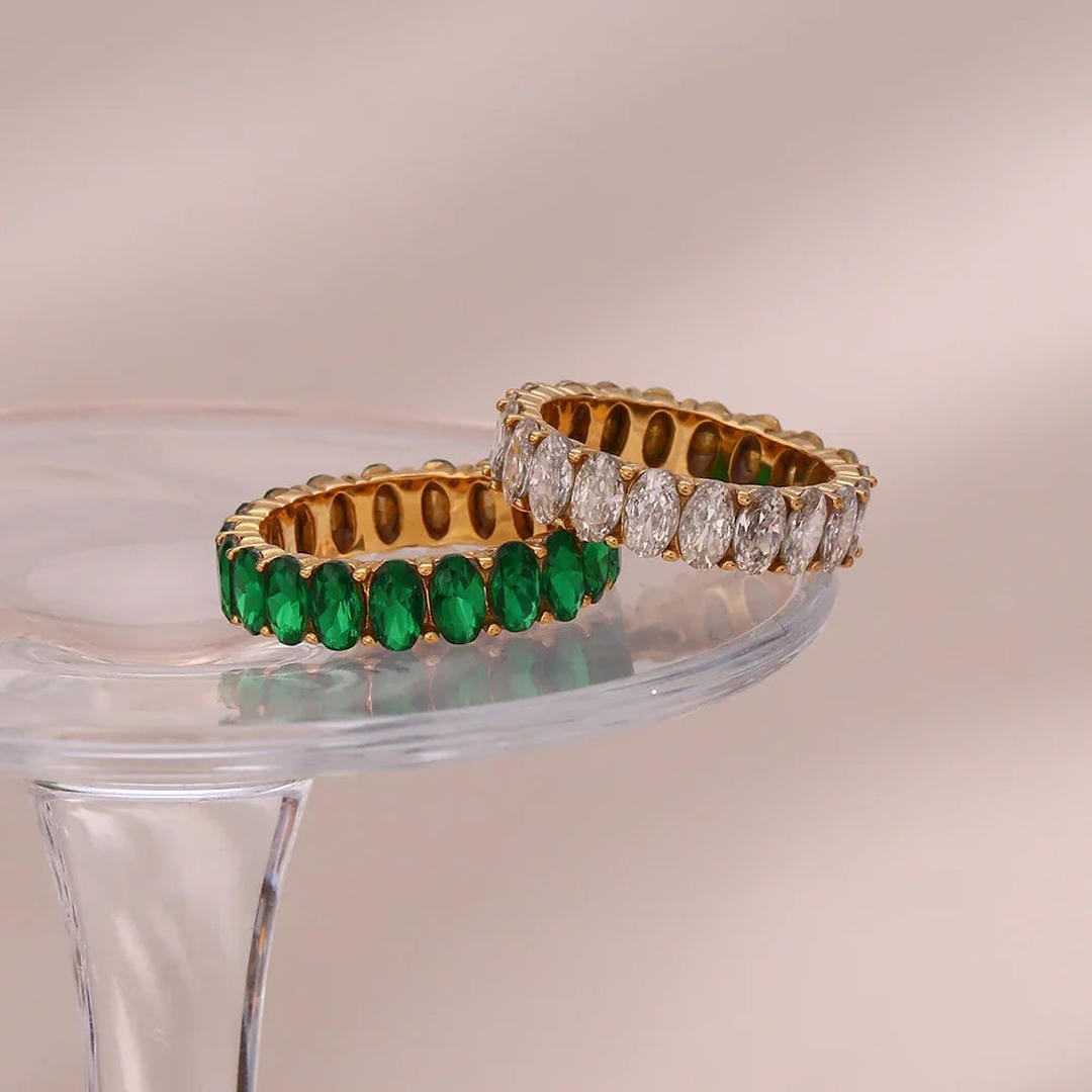 Anillo dorado con simulantes de cristal – imagen 4