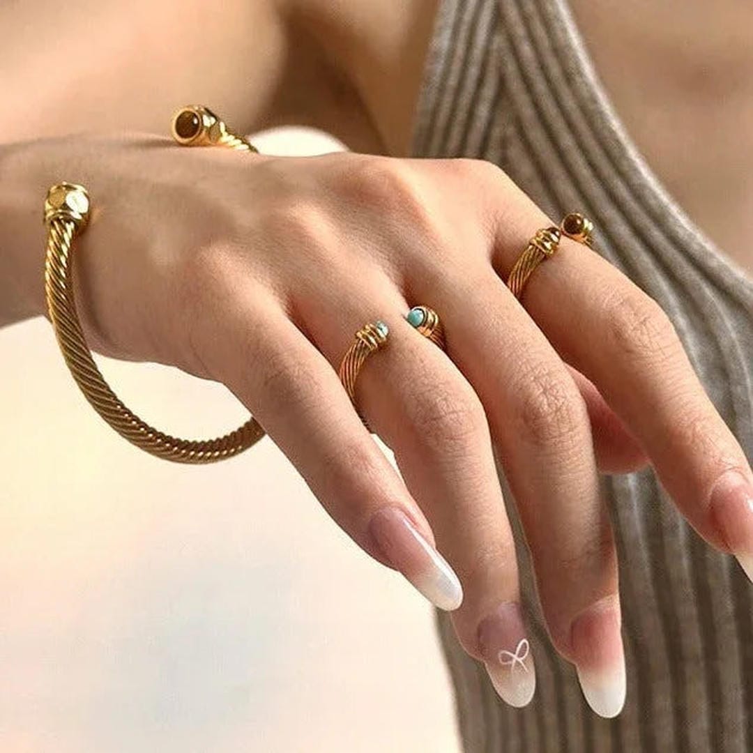 Brazalete dorado con gemas – imagen 17