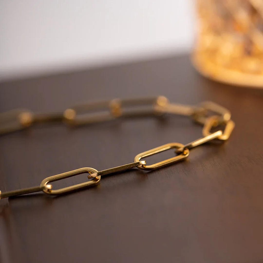 Collar atemporal de cadena de eslabones tipo clip en oro – imagen 3