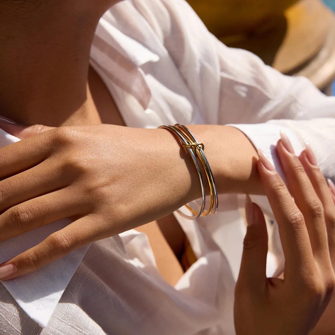 Pulsera apilable bicolor atemporal – imagen 5