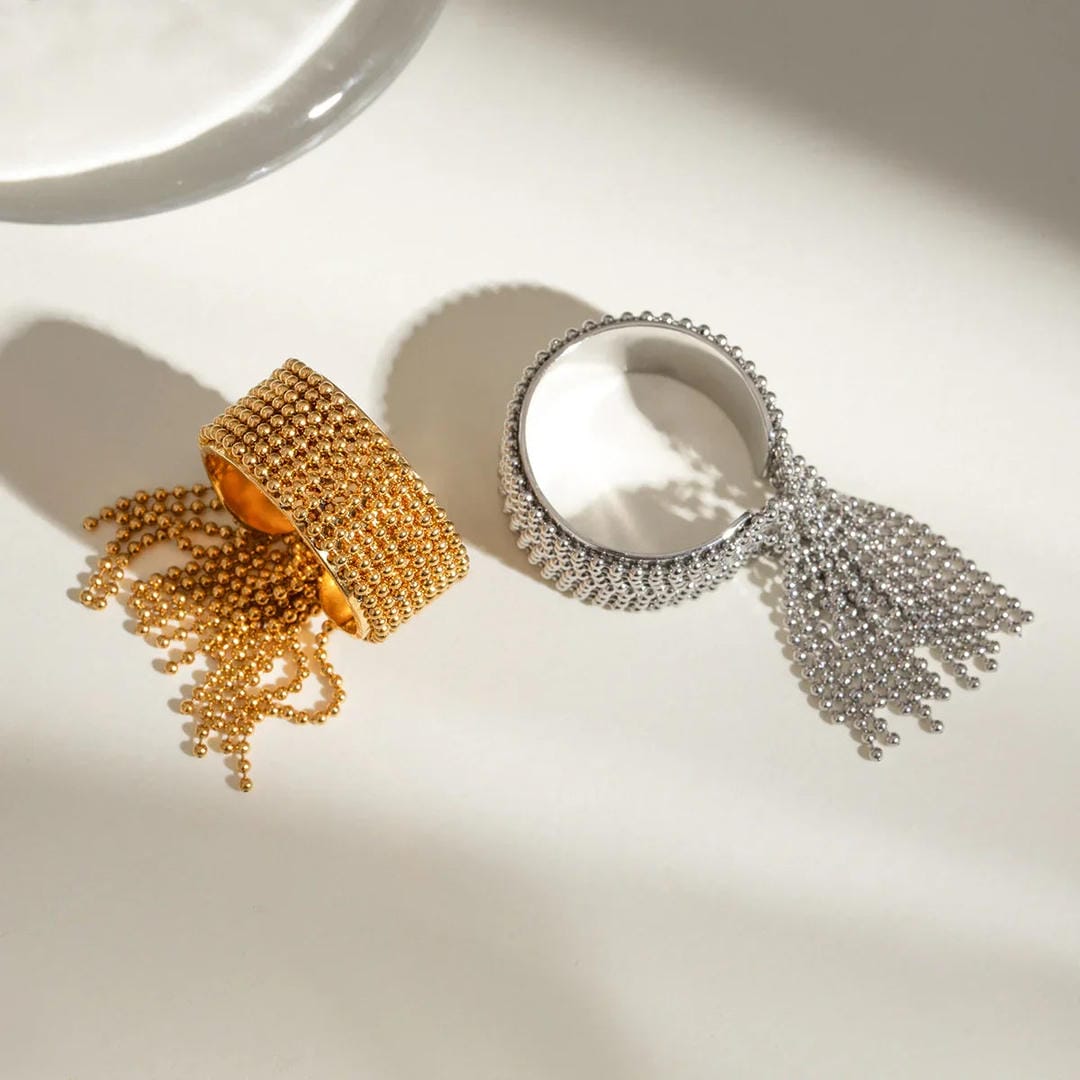 Anillo radiante con borla dorada – imagen 4