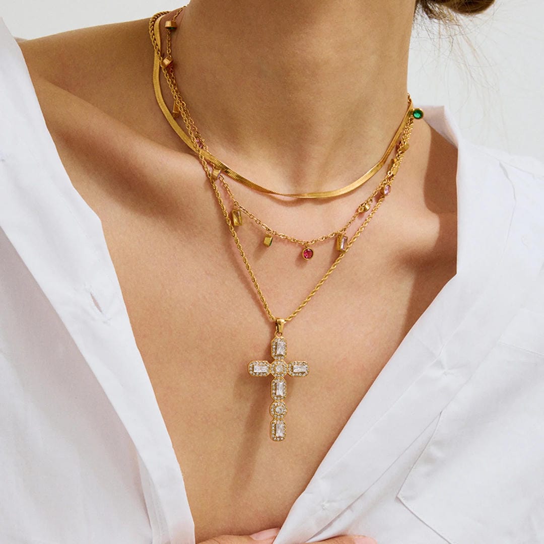 Collar radiante con cruz dorada – imagen 5