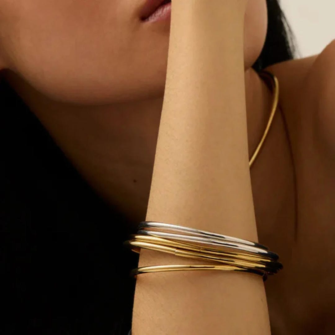 Conjunto de brazaletes dorados apilables y deslumbrantes — Carmen, Lucía & Rocío