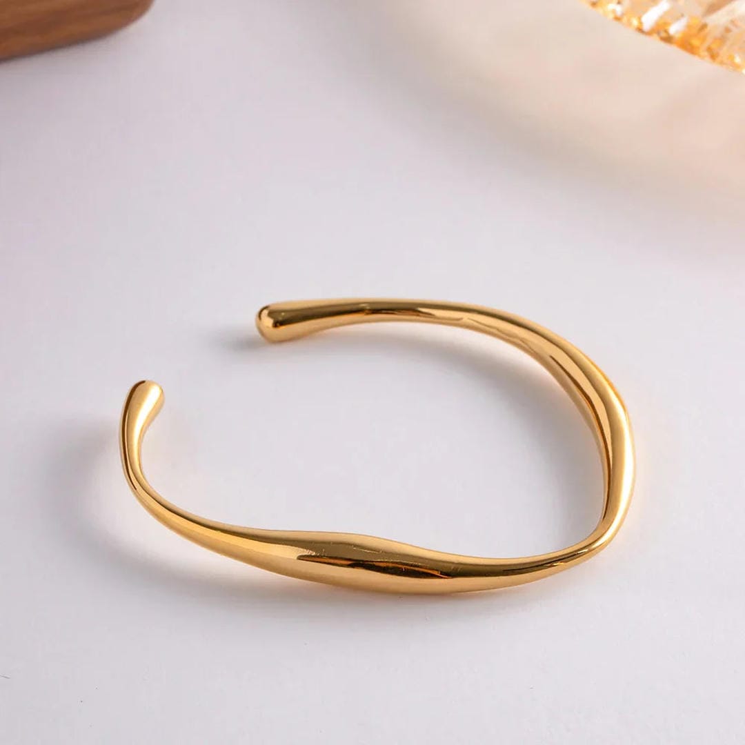 Brazalete espiral de lujo atemporal en dorado – imagen 2