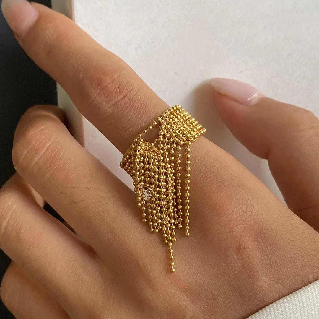 Anillo radiante con borla dorada – imagen 5