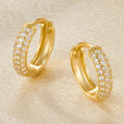 Pendientes huggie gruesos con pavé radiante – imagen 2