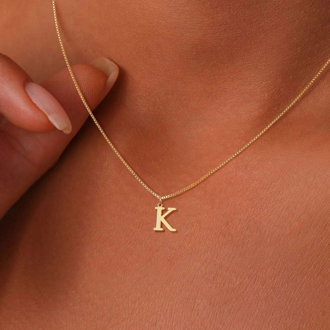 Collar vintage dorado con inicial – imagen 6