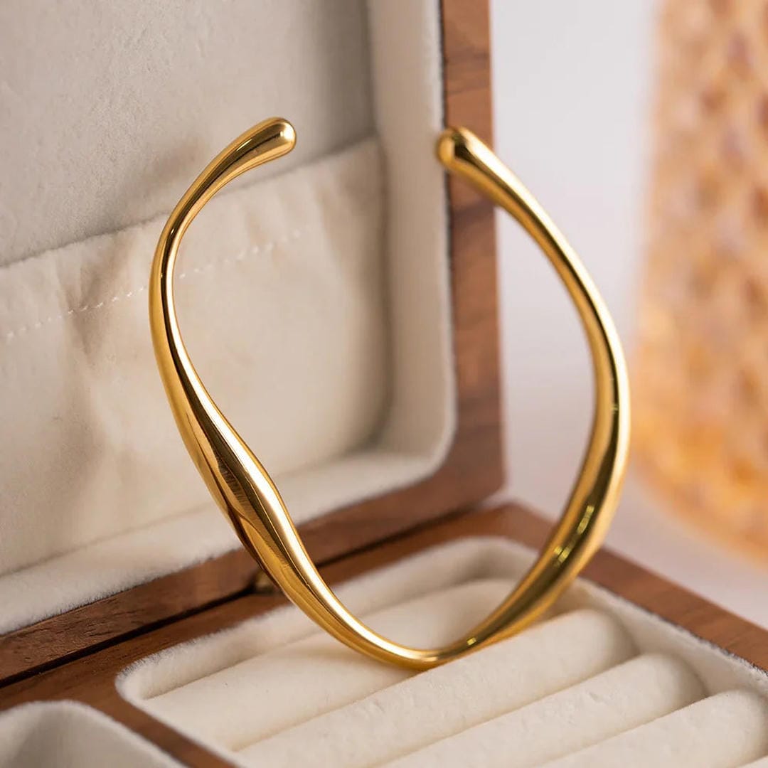 Brazalete espiral de lujo atemporal en dorado – imagen 3