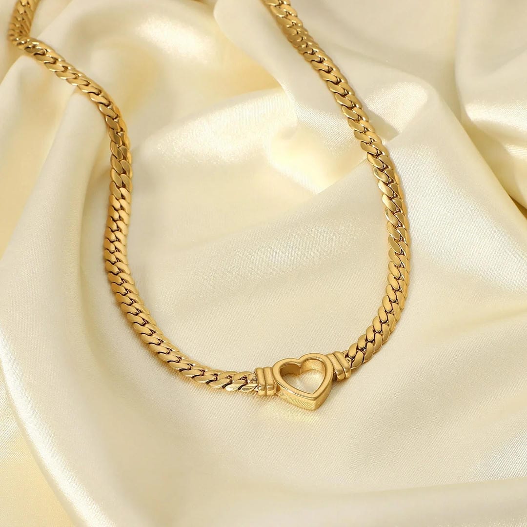 Gargantilla dorada elegante de corazón hueco – imagen 2