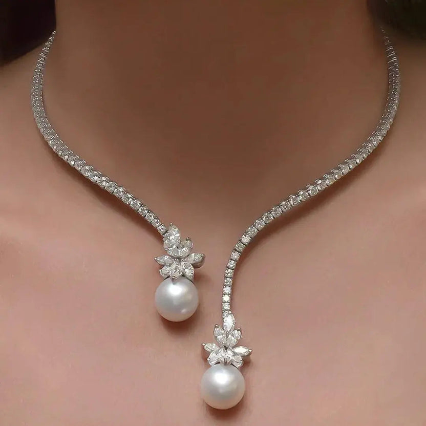 Collar brillante con perlas plateadas