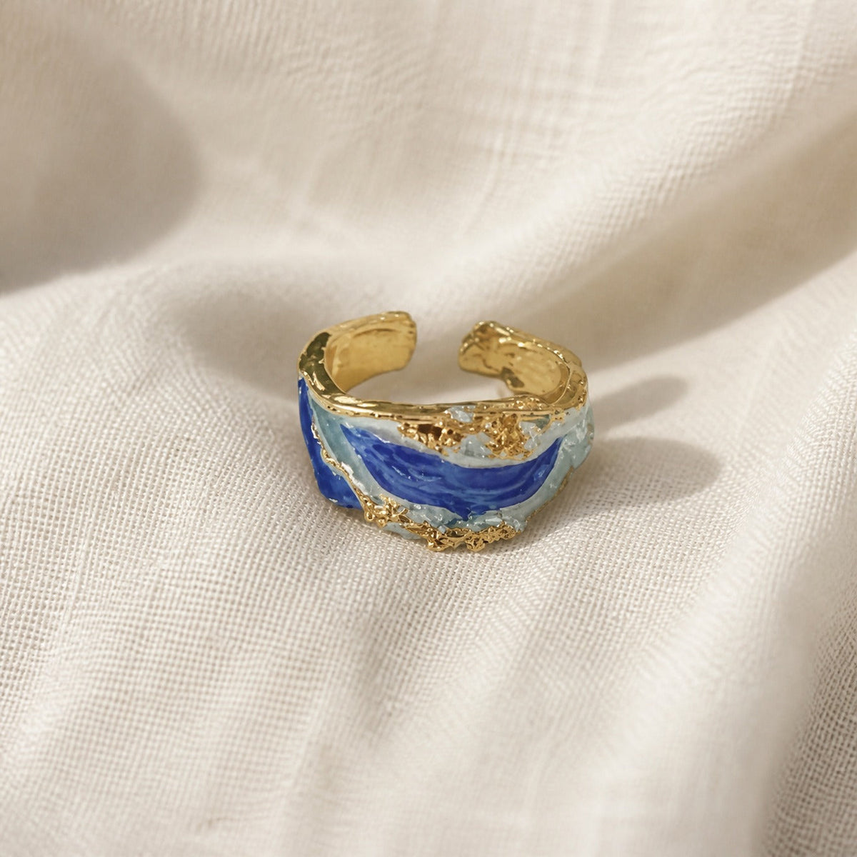 Anillo dorado con olas del océano