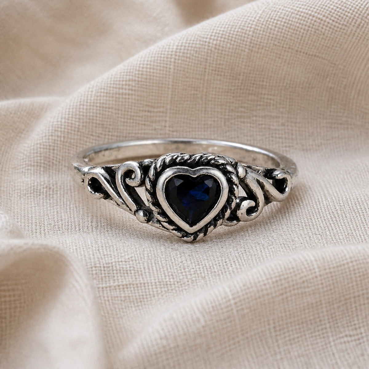 Anillo corazón de ónix con circonita