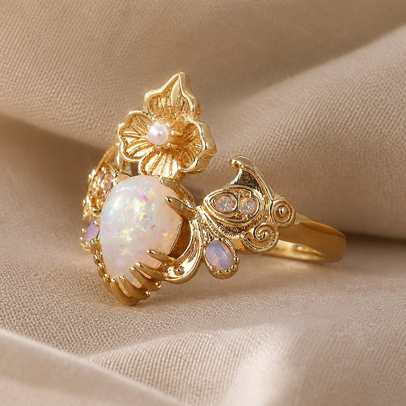 Anillo vintage de ópalo con flor tallada