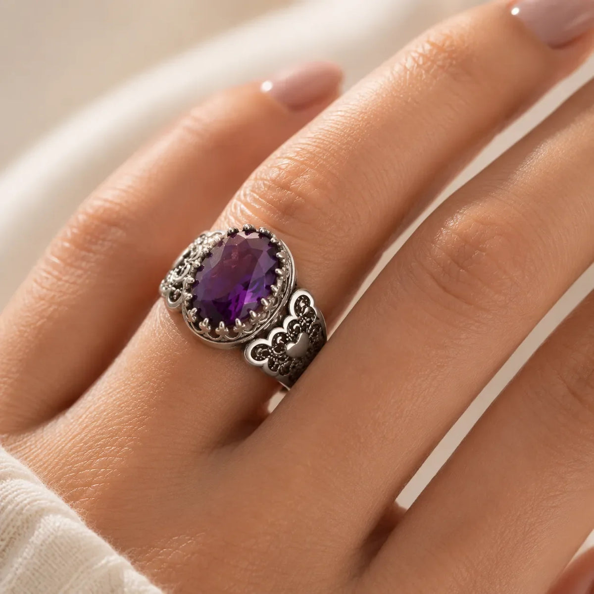 Anillo ornamental de circonita ovalada
