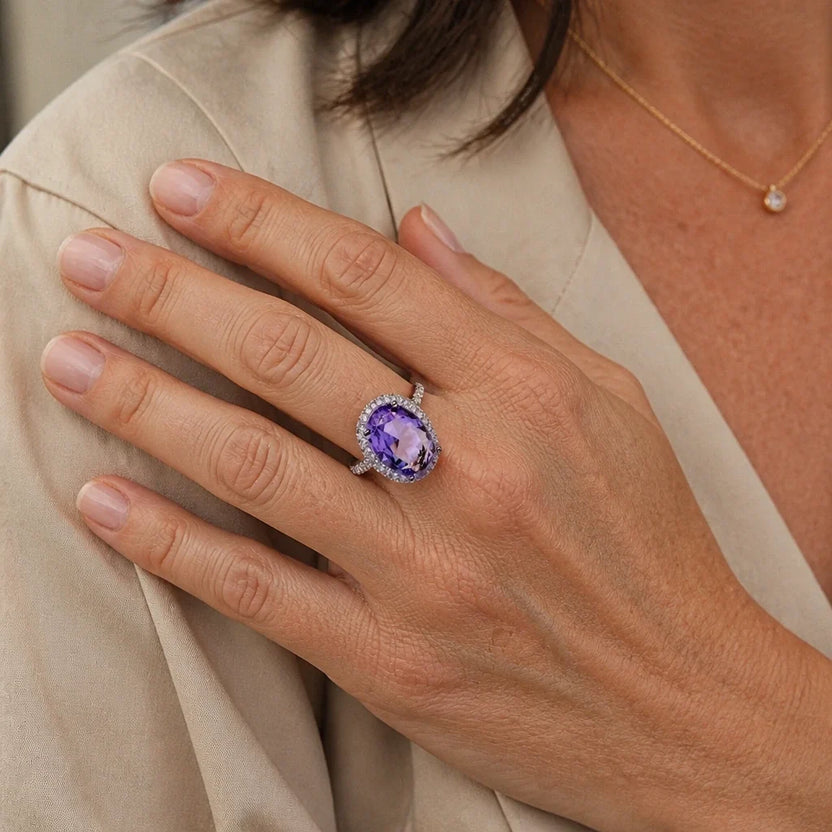 Anillo de plata con amatista oval y circonita