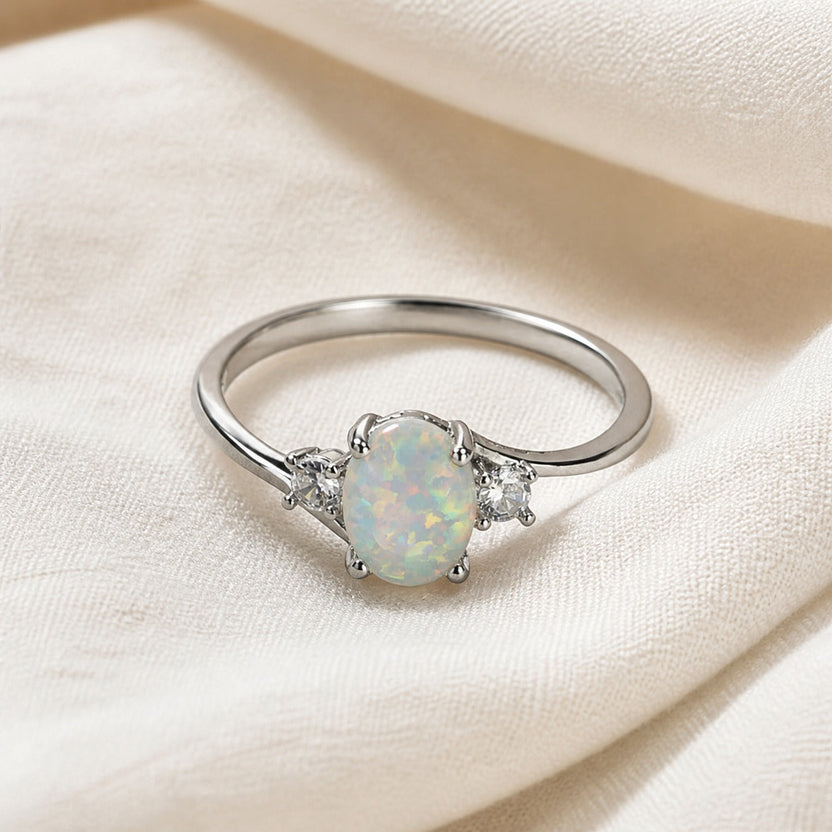Anillo de ópalo ovalado con banda retorcida