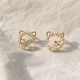Pendiente dorado de gato con perla – imagen 2