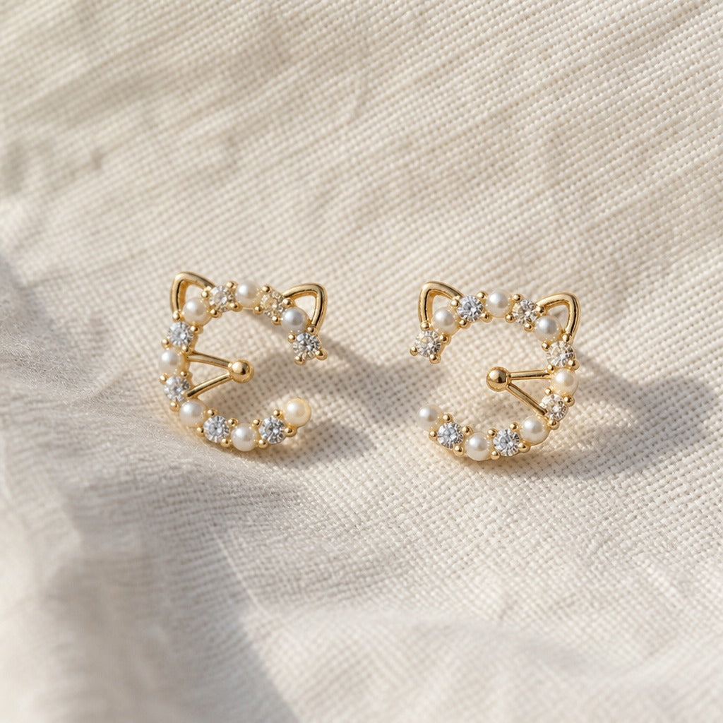 Pendiente dorado de gato con perla – imagen 2
