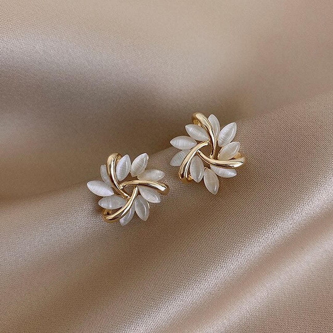 Pendientes florales de ópalo blanco
