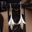 Pendientes elegantes de plata con flor – imagen 2