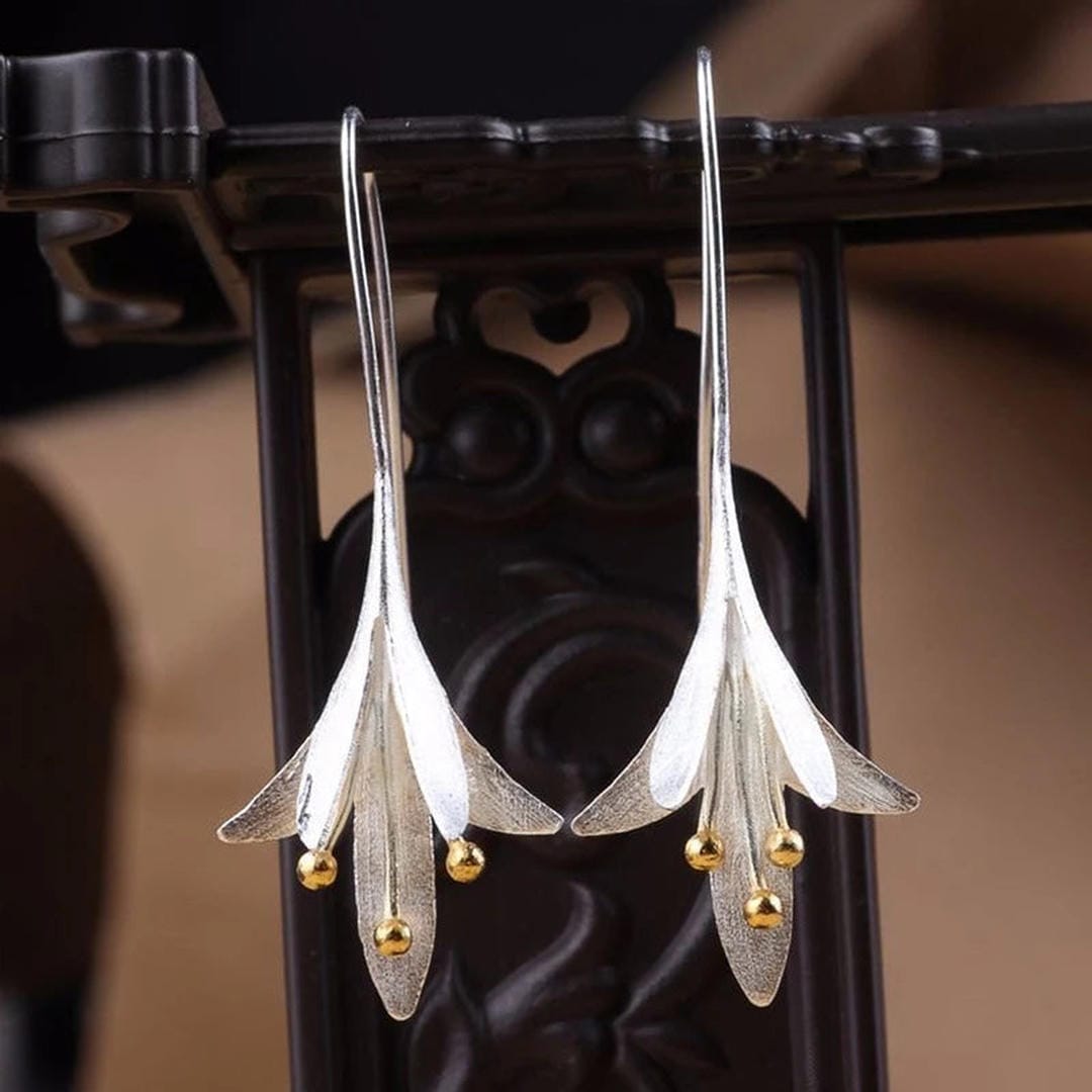 Pendientes elegantes de plata con flor – imagen 2