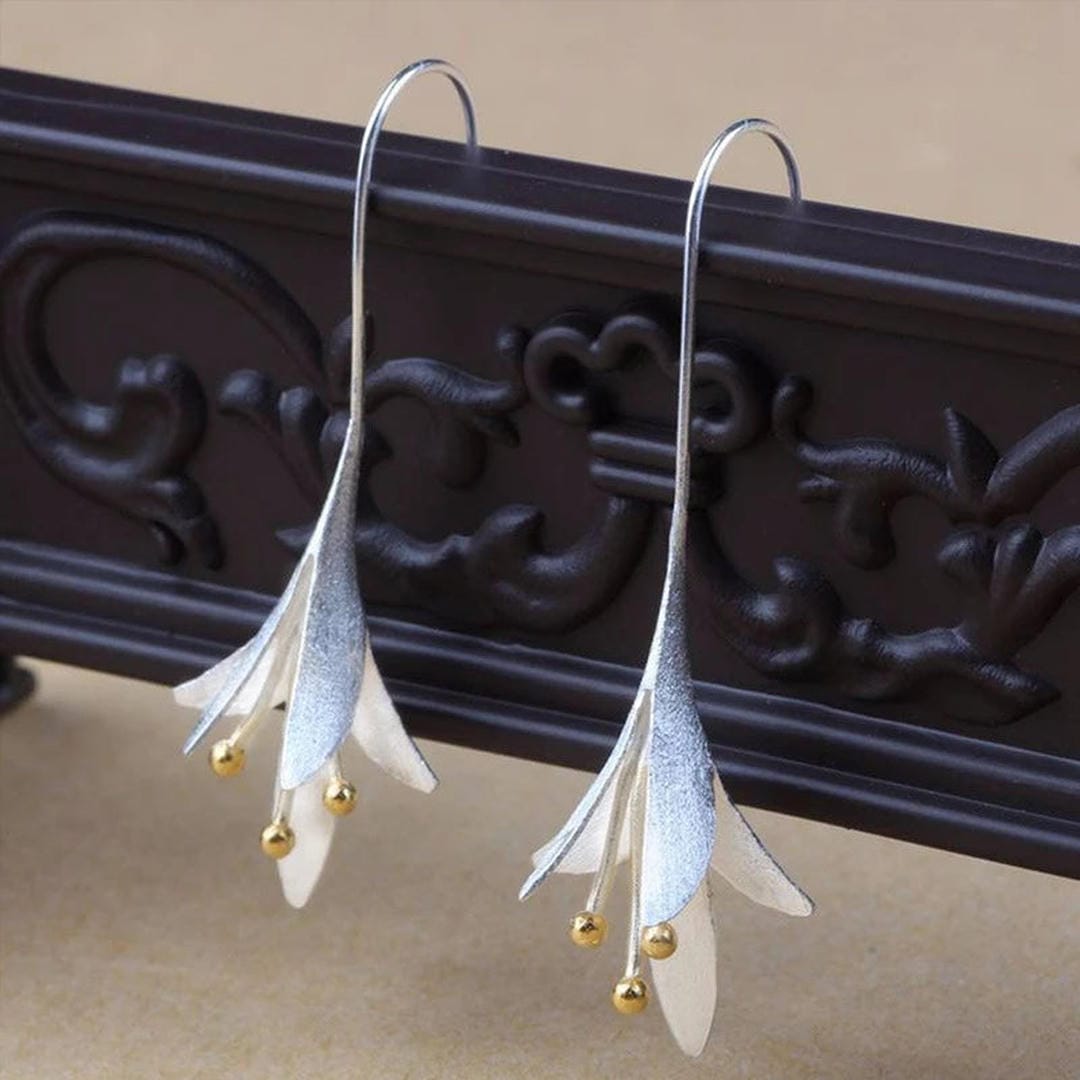 Pendientes elegantes de plata con flor – imagen 3
