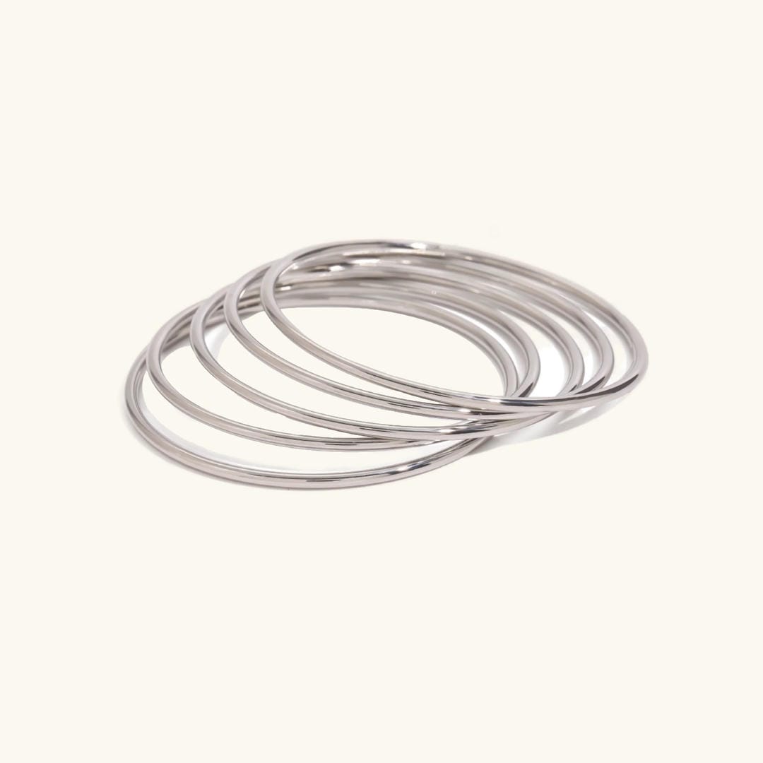 Conjunto de brazaletes dorados apilables y deslumbrantes — Carmen, Lucía & Rocío