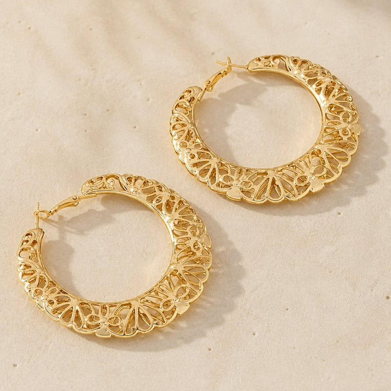 Pendientes florales radiantes y calados