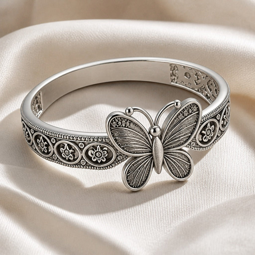 Anillo refinado de circonita con mariposa