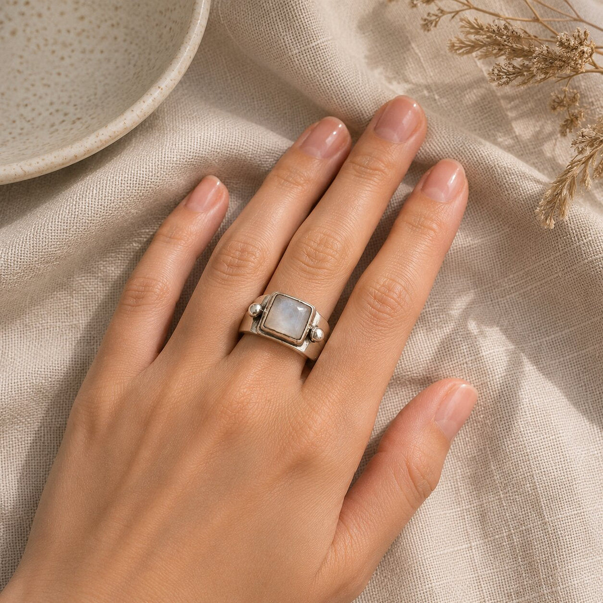 Anillo boho retro con piedra lunar