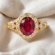 Anillo protagonista Ruby Halo con nudo