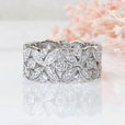 Anillo ancho regio con flor hueca