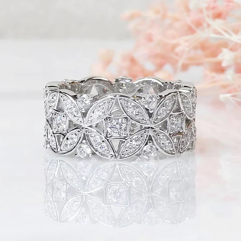 Anillo ancho regio con flor hueca