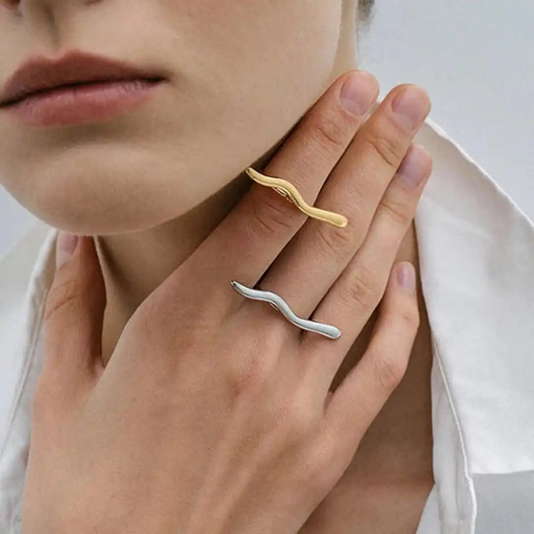 Anillo minimalista de rama dorada – imagen 3
