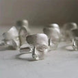 Anillo plateado ajustable con rostro abstracto – imagen 3