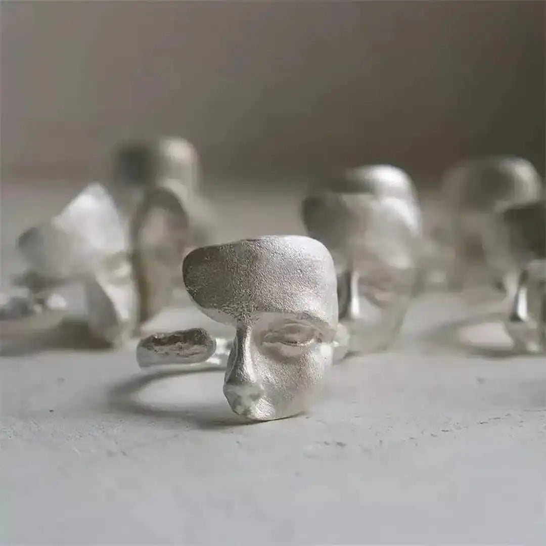 Anillo plateado ajustable con rostro abstracto – imagen 3