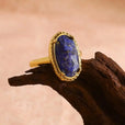 Anillo dorado ajustable con piedra Lapis Azul