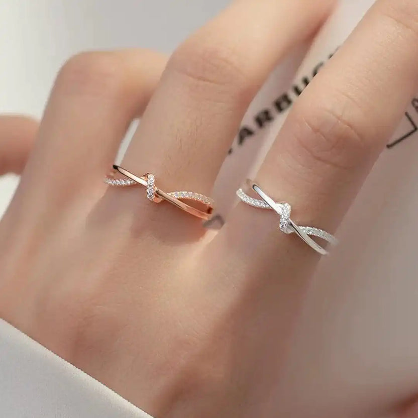 Anillo clásico con cruz y nudo