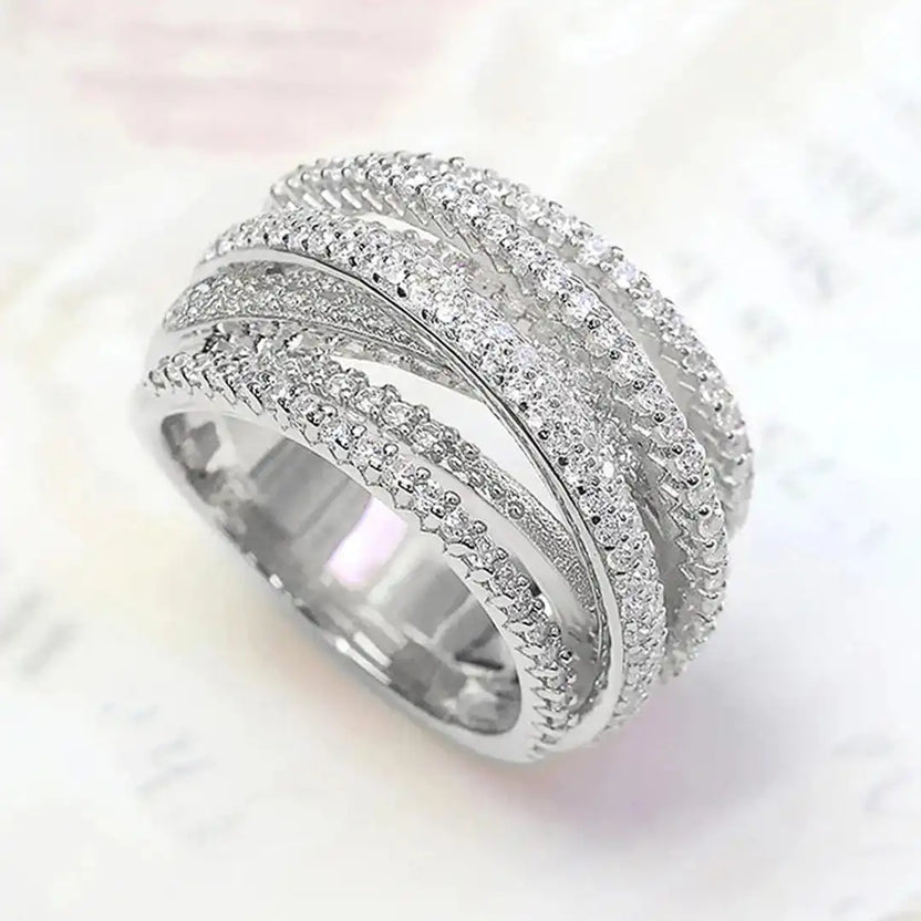 Anillo cruz multicapa de lujo