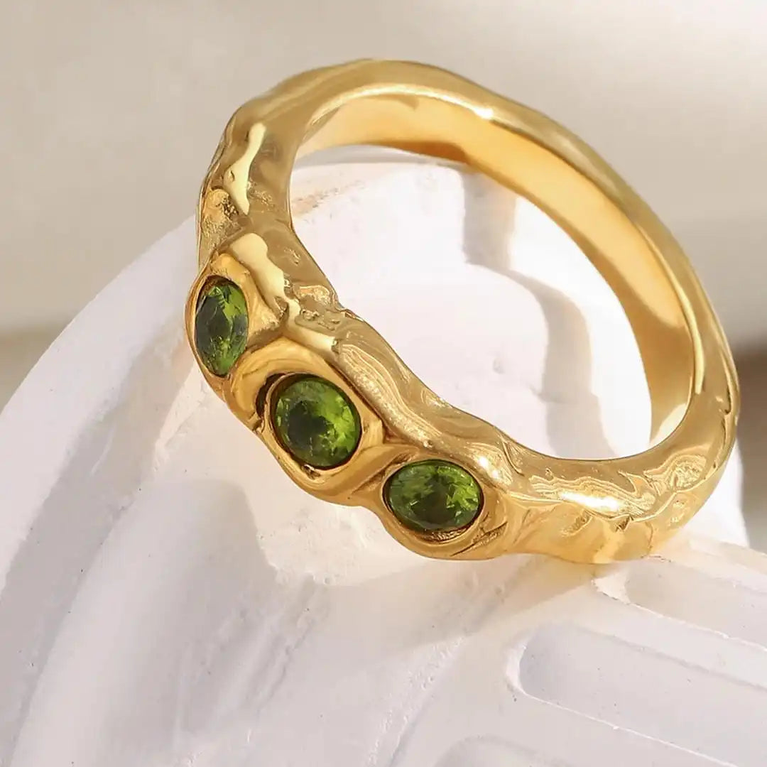 Anillo vintage dorado con piedras incrustadas – imagen 4