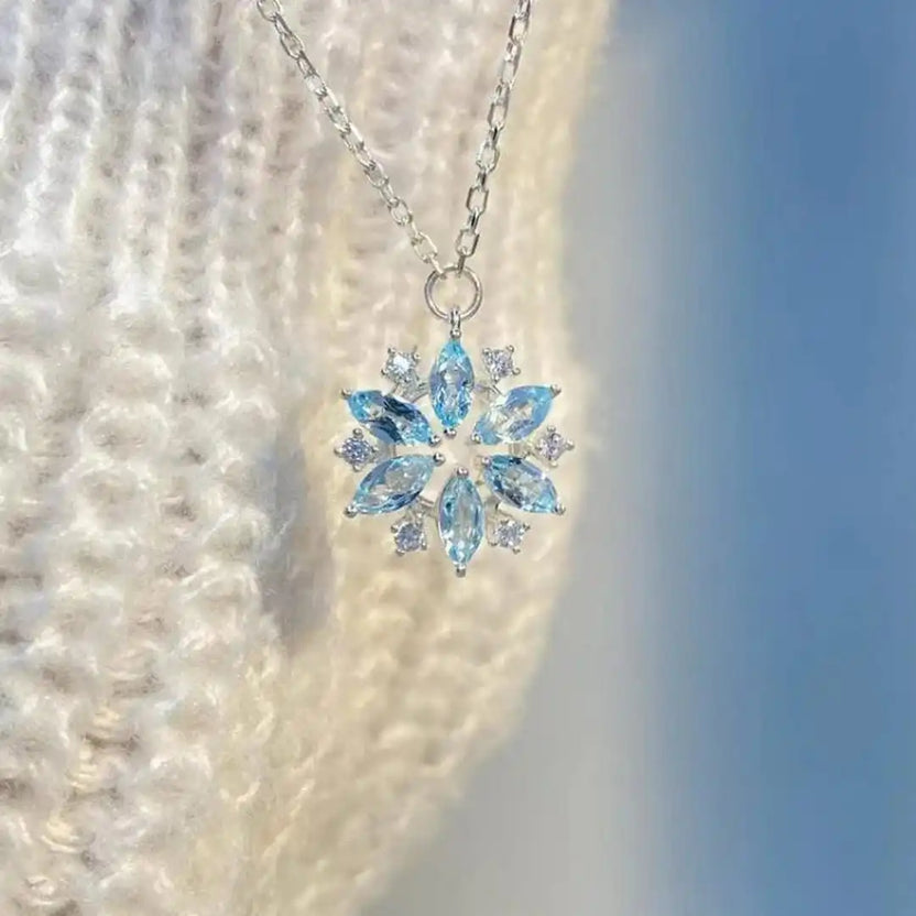 Collar con colgante de flor de copo de nieve azul en oro blanco