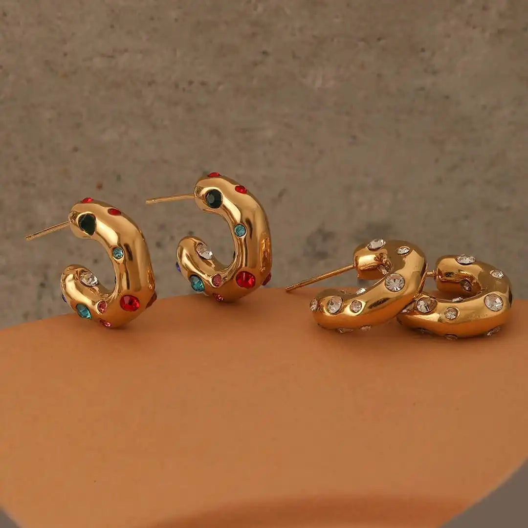 Pendientes de aro circular dorados con circonitas brillantes – imagen 4