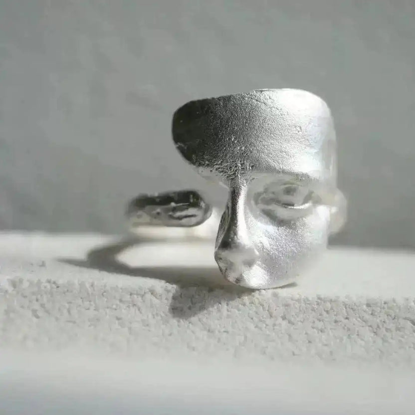 Anillo plateado ajustable con rostro abstracto