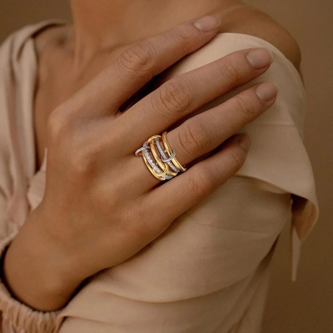 Anillo de oro con cristales apilados elegante – imagen 5