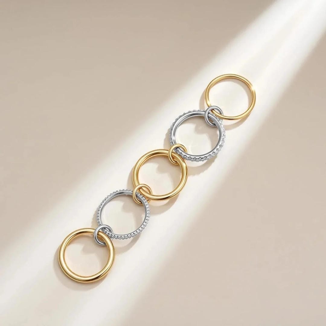 Anillo de oro con cristales apilados elegante – imagen 2
