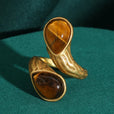 Anillo dorado con nudo de gota esculpido – imagen 5
