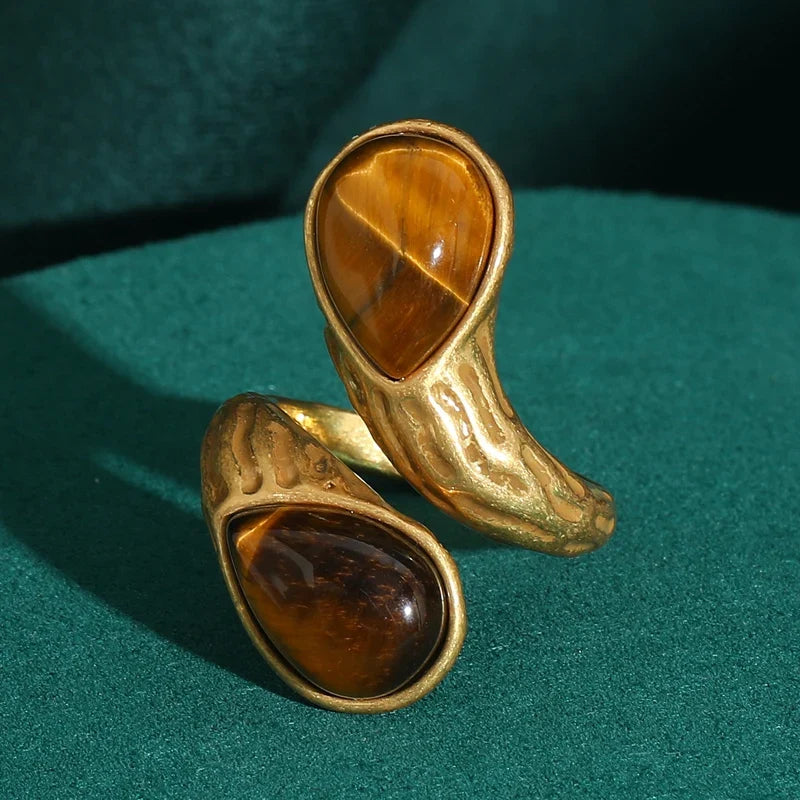 Anillo dorado con nudo de gota esculpido – imagen 5